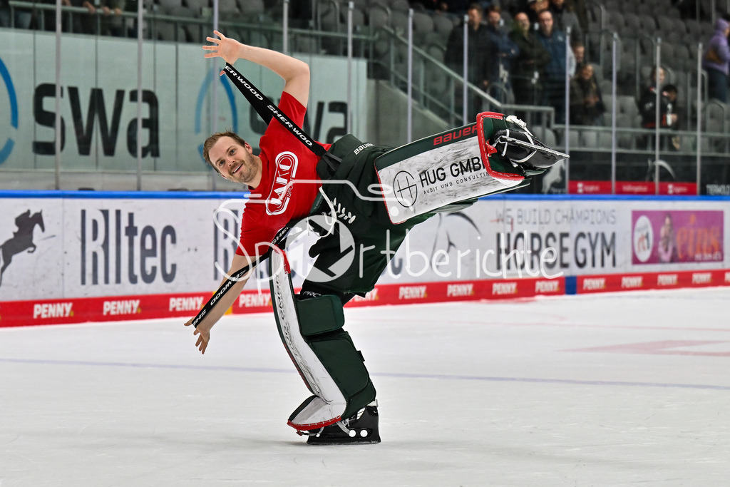 Augsburger Panther - Schwenninger Wild Wings | aUGSBURG, DEUTSCHLAND - 2. NOVEMBER: Die Spieler der Panther feier zusammen mit den Zuschauern den Heimsieg gegen Schwenningen nach dem Ligaspiel zwischen den Augsburger Panthern und den Schwenninger Wild Wings am 17. Spieltag der Penny DEL im Curt Frenzel Stadion am 02.11.2025 /  Michael GARTEIG (Augsburger Panther 34