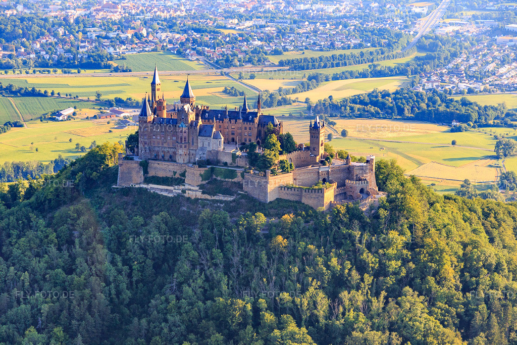 Luftbild: Burg Hohenzollern von Süden im Ortsteil Zimmern in Bisingen im Bundesland Baden-Württemberg in Deutschland. Foto: IMG_148858.jpg vom 28.06.2025 durch Werner Riehm/FLY-FOTO.deBURG-HOHENZOLLERN.COM