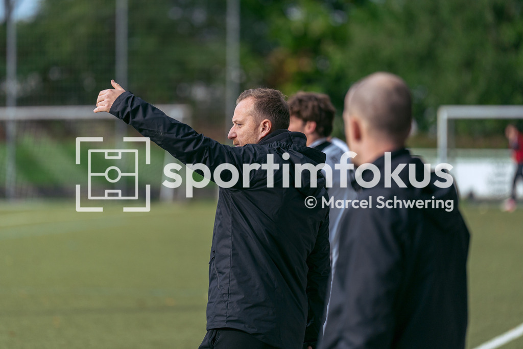 TSV 05 Ronsdorf – SSV Bergisch Born II | Trainer Kai Östrich vom TSV Ronsdorf an der Seitenlinie. Bezirksliga Niederrhein, Gruppe 2: TSV 05 Ronsdorf gegen SSV Bergisch Born II, Wuppertal, 11.10.2026. Endstand: 3:1. sportimfokus / Marcel Schwering - Realisiert mit Pictrs.com