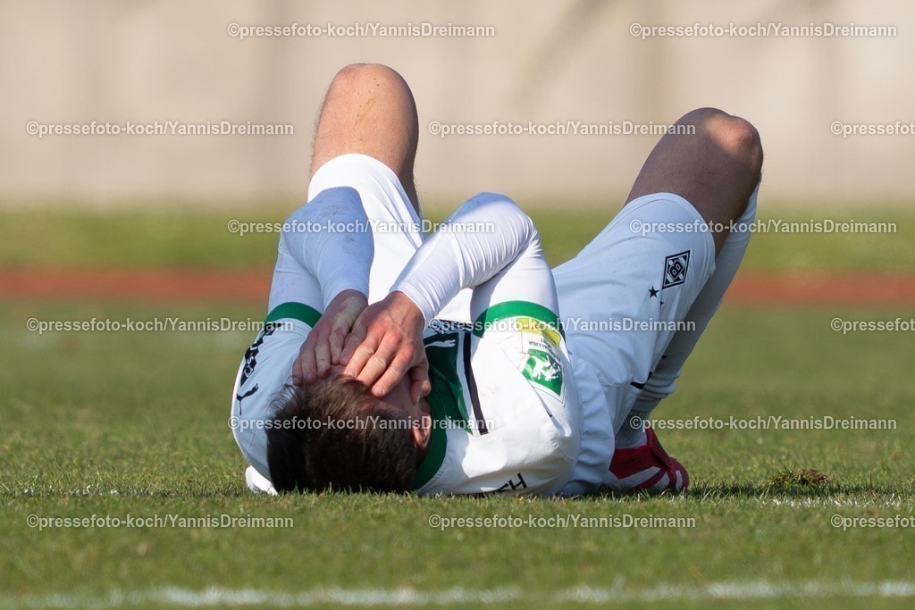 xYDR15032501082 | 15.03.2025, xydrx, Fußball, Borussia Mönchengladbach II (U23) - 1.FC Bocholt, Regionalliga West, Grenzlandstadion: Noah Pesch (Borussia Moenchengladbach II #19) liegt am Boden und hält sich das Gesicht