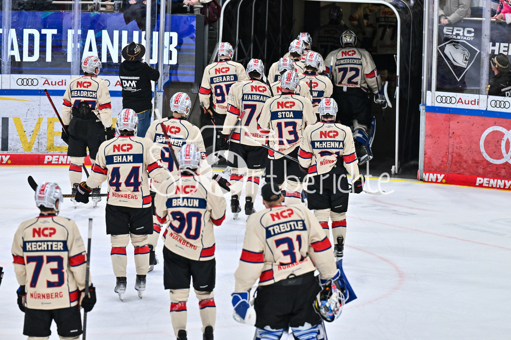 ERC Ingolstadt - Nuernberg Ice Tigers | Niedergeschlagene Ice Tigers verlassen nach den Niederlage in Ingolstadt traurig das Eis / DEL: ERC Ingolstadt - Nuernberg Ice Tigers, Saturn-Arena am 26.03.2025