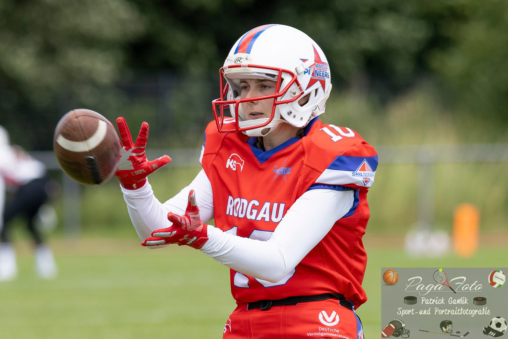 GFLW 1: German Football League Women 1: Rodgau Pioneers Ladies - Stuttgart Scorpions Sisters, 07.06.2026 | Celine Kienitz (Rodgau Pioneers Ladies #10) fängt einen Ball, Rodgau Pioneers Ladies - Stuttgart Scorpions Sisters, Rodgau, Maingau-Energie-Stadion "Am Weichsee", 7.6.2026 - Realisiert mit Pictrs.com