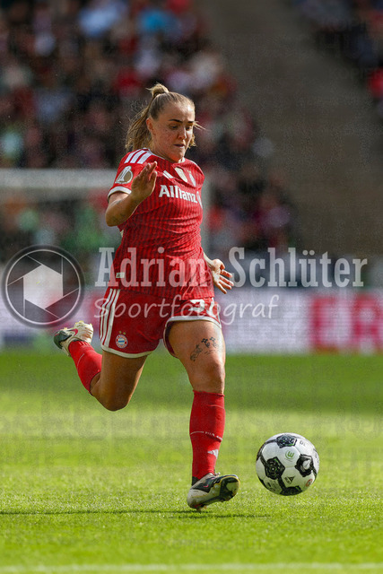 14.05.2026, GER, Fussball, Frauen, DFB-Pokal, Finale, Saison 2025/2026, VfL Wolfsburg - FC Bayern München | Gerogia Stanway (Bayern) in Aktion am Ball, Einzelaktion