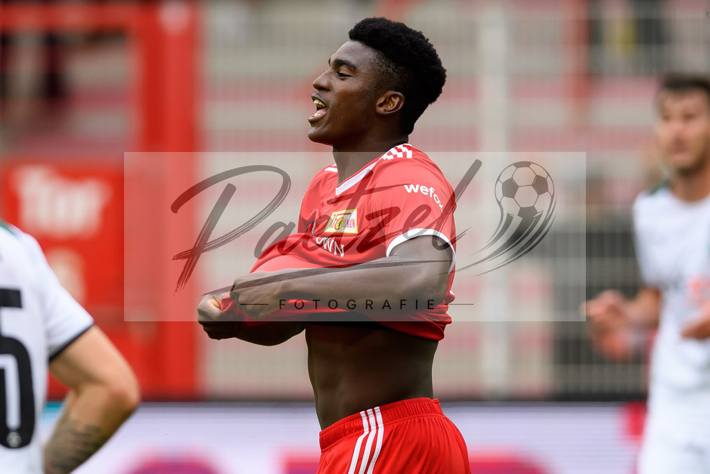 FCUBMG20210829_173 | Fussball, Herren: Taiwo Awoniyi (1.FC Union Berlin) enttaeuscht beim Spiel der 1. Bundesliga zwischen 1. FC Union Berlin und Borussia Moenchengladbach im Stadion An der Alten Foersterei am 29.08.2021 in Berlin, Deutschland. - Realisiert mit Pictrs.com
