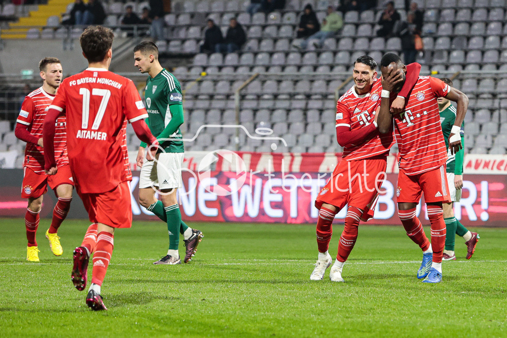 FC Bayern Amateure - 1. FC Schweinfurt | Der Jubel nach dem Treffer zum 2-0 durch Desire SEGBE AZANKPO (FCB #34)