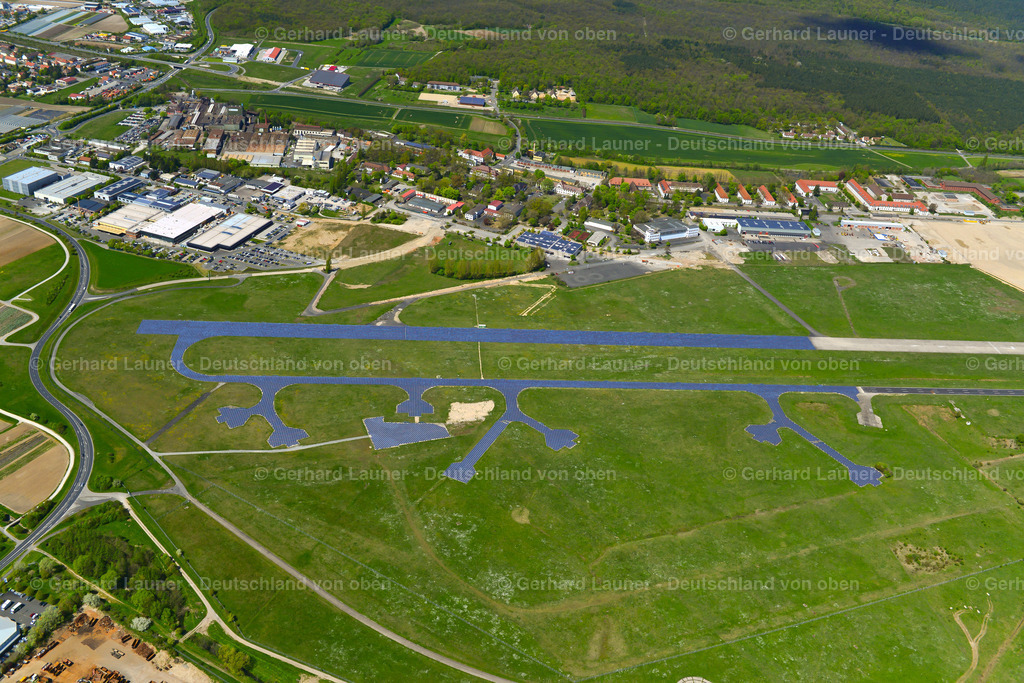 3600786 | KITZINGEN 04.05.2016 Start- und Landebahn mit Rollfeldgelände des ehemaligen Flugplatz Etwashausen im Ortsteil Etwashausen in Kitzingen im Bundesland Bayern, Deutschland. Hier wurden die ehemaligen Rollwege mit Solar-Panelen bestückt.// Runway with tarmac terrain of airfield Etwashausen in the district Etwashausen in Kitzingen in the state Bavaria, Germany. Here, the former taxiways were equipped with solar panels. Foto: Gerhard Launer
