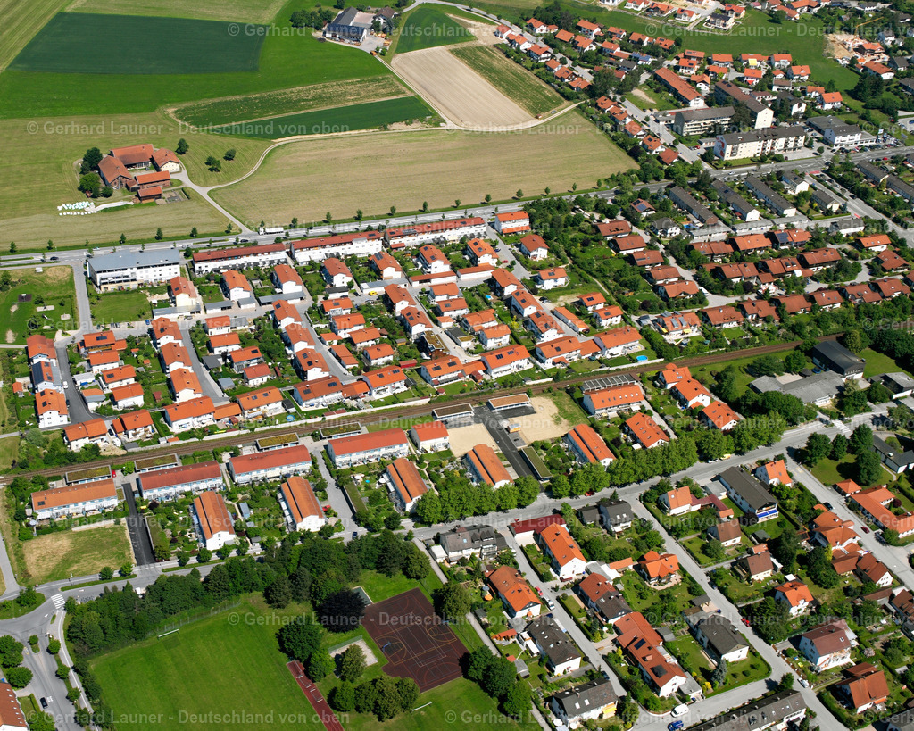 2600320 | BURGHAUSEN 09.06.2006 Wohngebiet einer Einfamilienhaus- Siedlung  in Burghausen im Bundesland Bayern, Deutschland // Single-family residential area of settlement  in Burghausen in the state Bavaria, Germany Foto: Gerhard Launer