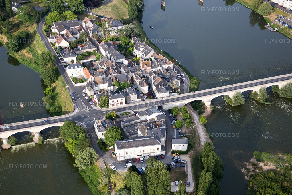 Aerial view: View of the town in the district Nord-Nord Est in Amboise in the state Indre et Loire, France. – Photo: IMG_082348.jpg taken on 06/20/2015 by Werner Riehm/FLY-FOTO.com – Resolution of the original: 5216 x 3477 px