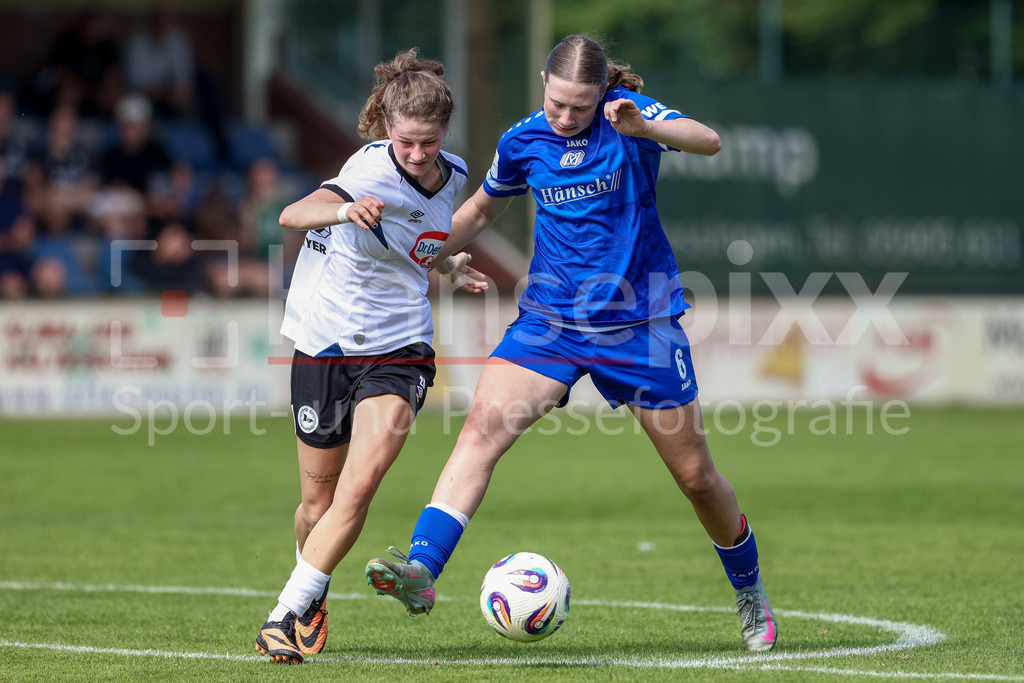 Fussball, Testspiel Frauen, SV Meppen - DSC Arminia Bielefeld | v.li.: Hannah Wehmeyer (DSC Arminia Bielefeld, 28) und Laura Bröring (SV Meppen, 6) im Zweikampf, Duell, Dynamik, Aktion, Action, Spielszene