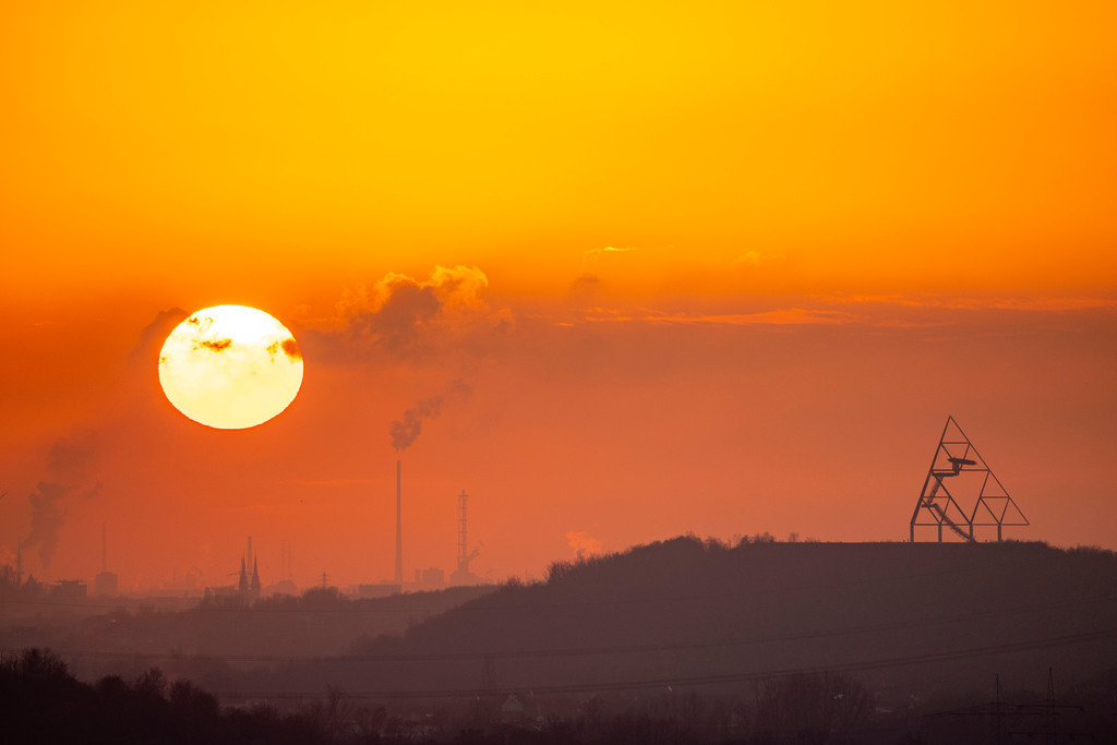 JT-220110 | Haldenlandschaft, Halde Beckstrasse mit dem Tetraeder Bottrop, im Hintergrund Skyline von Duisburg, NRW, Deutschland,  - Realisiert mit Pictrs.com