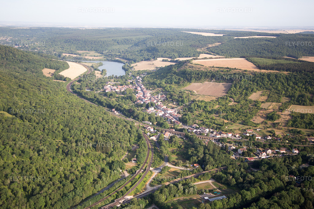 Vue aérienne: Vue de la ville à Arry dans le département Moselle, France. Photo: IMG_083253.jpg prise le 12/07/2015 par Werner Riehm/FLY-FOTO.euRésolution de l'original: 5472 x 3648 px