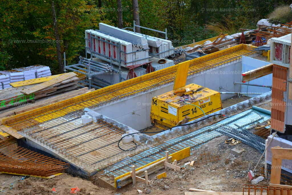 Betonierfertige Betonplatte | Abgeschalte und bewehrte Bodenplatte rund um Pool 