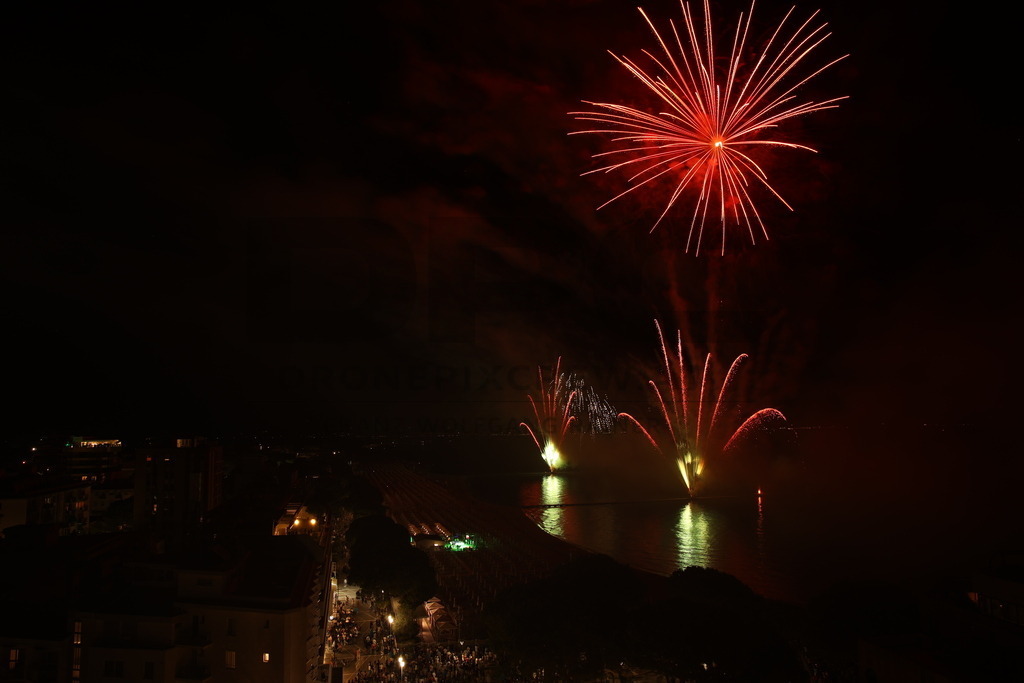 Ferragosto Fireworks in Grado, Italy | GRADO, ITALY, 15.AUG.26 - FIREWORKS - Ferragosto fireworks over the Adriatic Sea in Grado, Italy. Colorful fireworks light up the night sky above the beach, coastline and waterfront during the traditional summer celebration. - Realisiert mit Pictrs.com