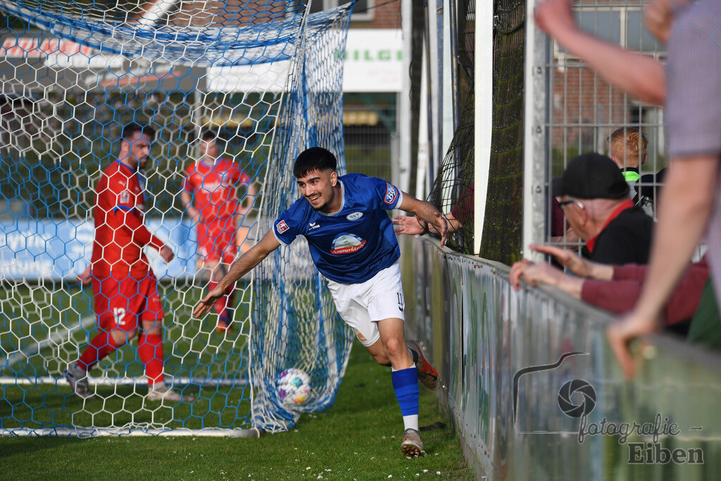 SSV Jeddeloh-SV Drochtersen/Assel | Herren Regionalliga; SSV Jeddeloh (blau)-SV Drochtersen/Assel (rot) am 30.04.2024; in Jeddeloh (53-Acht Arena), Photo: Philip Eiben 2024 - Realisiert mit Pictrs.com
