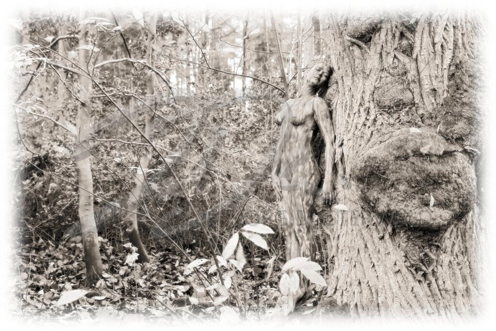 NatureArt-KLÜTLAUB_3208d3 | Blasse Antik-Silouette im Herbst | #016 | Modell: Tatjana Heinz | Foto: Tschiponnique Skupin - Realisiert mit Pictrs.com