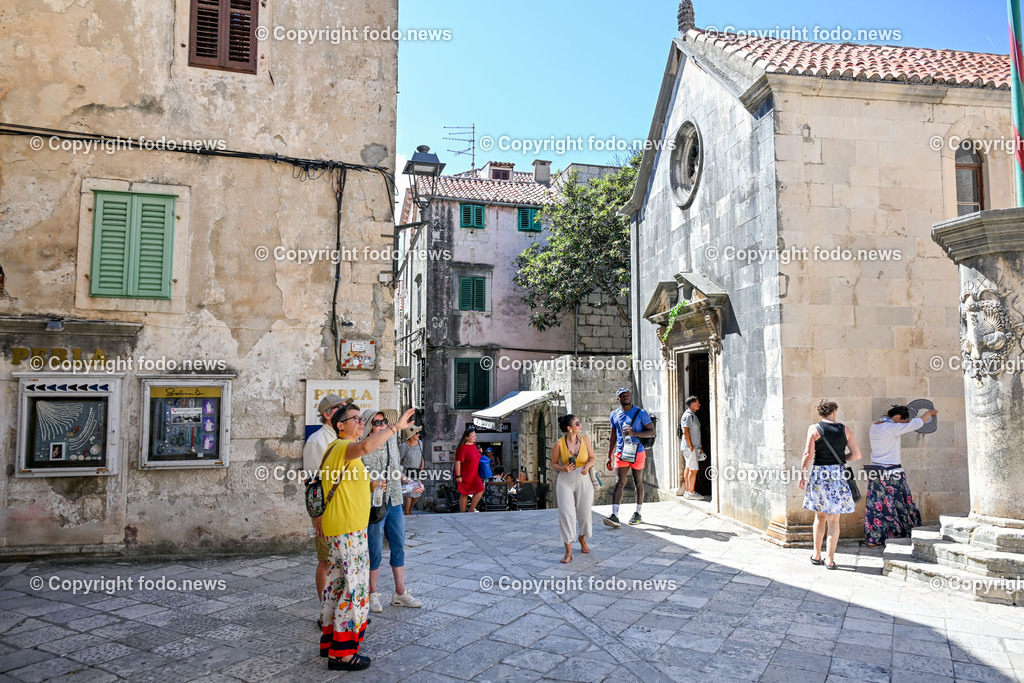Kroatien_ Korcula_ Insel in Sueddalmatien_ Korcula Stadt_ 13.09.2024-41 | 13.09.2024, Kroatien, HRV, Korcula, Insel in Sueddalmatien, Korcula Stadt im Bild Hafen, Hafenansichten, Boot, Boote, Schiff, Schiffe, Gebauede, Adria, Meer, Stadtansichten, Altstadt, Marco Polo, Museum, Touristen, Souvenier, Restaurant, KonobaKorcula - Schwarzes Korfu - benannt nach den dunklen Kiefernwaeldern, ist eine zu Kroatien gehoerende Insel in der Adria vor der Kueste Sueddalmatiens. Zugleich ist sie Teil des Dinarischen Gebirges. Quelle: Wikipedia