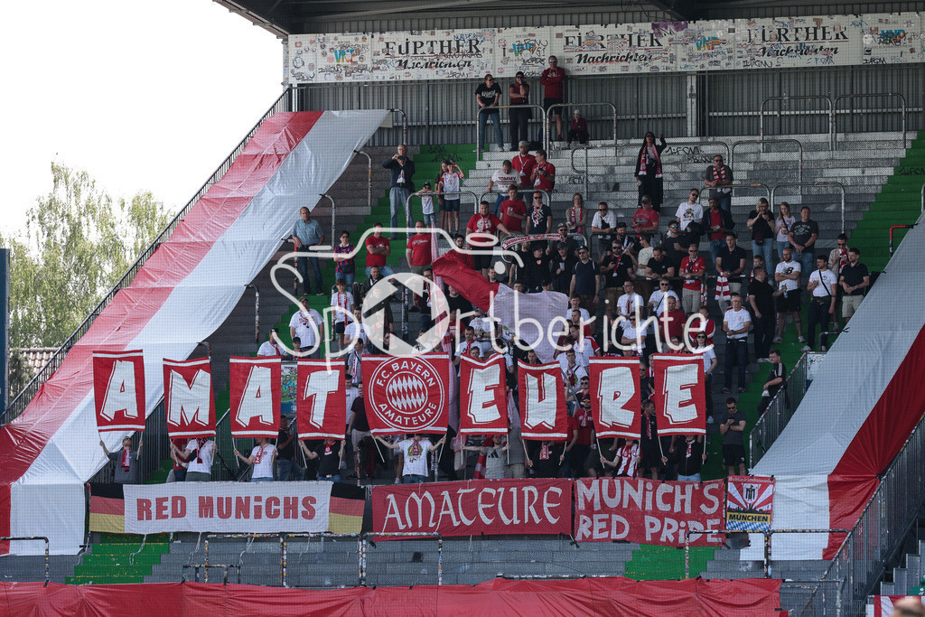 SpVgg Greuther Fürth II - FC Bayern Amateure | Die Fans der Bayern Amateure unterstuetzen ihr Team in Fuerth / Zuschauer / Ultras / Choreo / Choreographie