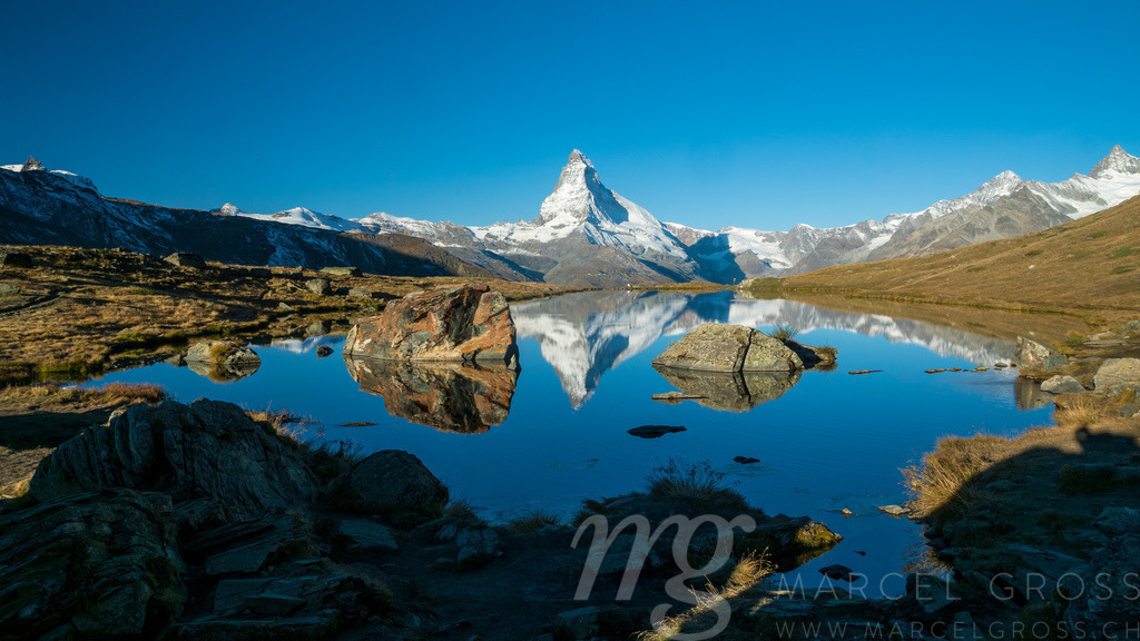 Matterhorn und Stellisee in Morgenlicht  | Die ideale Geschenkidee für Naturliebhaber. Naturbilder von Marcel Gross Photography für ihr Zuhause in den verschiedensten Formaten und Materialien. - Realisiert mit Pictrs.com
