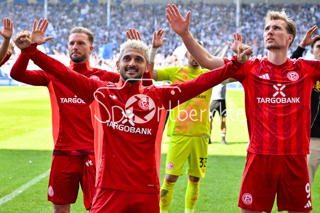 1. FC Magdeburg - Fortuna Düsseldorf | Die Spieler der Fortuna versammeln sich nochmal vorm Gaesteblock und bedanken sich bei den mitgereisten Fans / 2. Bundesliga: 1. FC Magdeburg - Fortuna Duesseldorf, Avnet-Arena am 18.05.2025 / DFL REGULATIONS PROHIBIT ANY USE OF PHOTOGRAPHS AS IMAGE SEQUENCES AND/OR QUASI-VIDEO /  Matthias ZIMMERMANN (Fortuna Duesseldorf 25), Vincent VERMEIJ (Fortuna Duesseldorf 9)