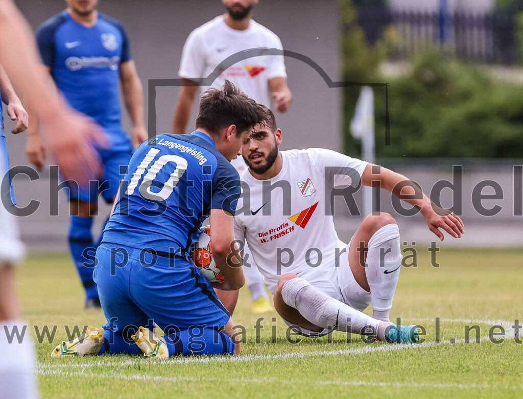2023-06-30_077_FC_Langengeisling_gegen_VfB_Forstinning | Erding, Deutschland, 30.06.2023:
Fußball, Bezirksliga Oberbayern Ost 2023 / 2024, Testspiel, FC Langengeisling gegen VfB Forstinning, Endergebnis: 3:0

Maximilian Maier (FC Langengeisling, #10), Abdullah Aynaci (VfB Forstinning, #9)

Foto: Christian Riedel / fotografie-riedel.net