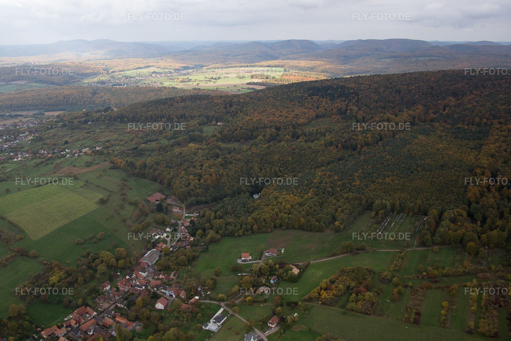 Luftbild: Ortsansicht in Mitschdorf im Bundesland Bas-Rhin in Frankreich. – Foto: IMG_084604.jpg vom 23.10.2015 durch Werner Riehm/FLY-FOTO.de – Auflösung des Originals: 5228 x 3485 px