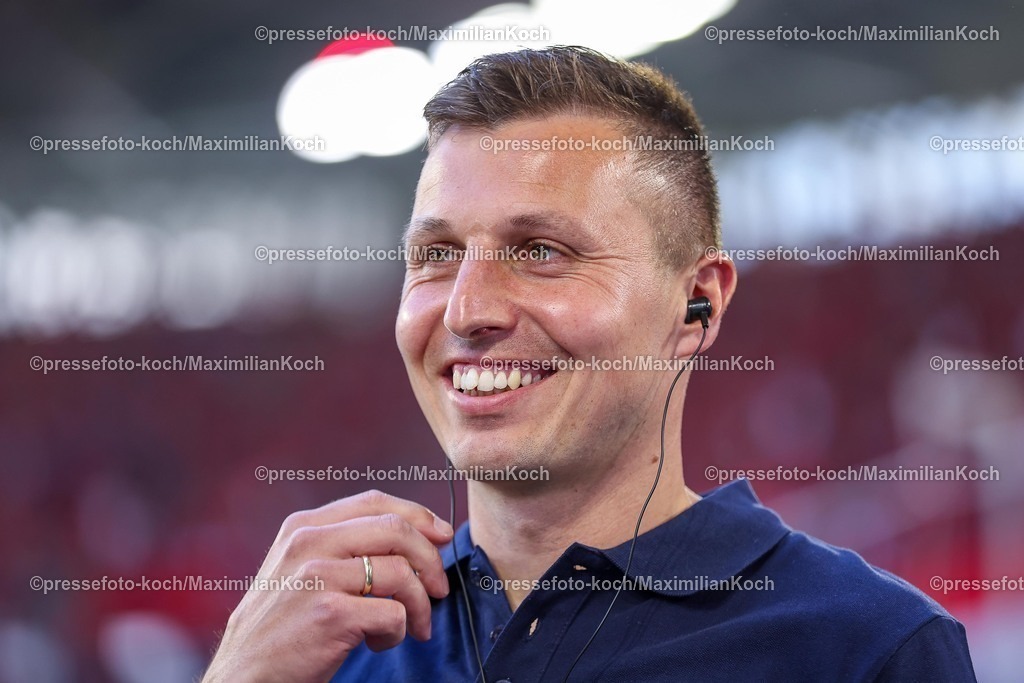 F9510052502130 | 10.05.2025, Fußball, Fortuna Düsseldorf - FC Schalke 04, 2. Fußball Bundesliga, Merkur Spiel-Arena, Saison 2024 2025: Trainer Jakob Fimpel (S04 Cheftrainer) DFB regulations prohibit any use of photographs as image sequences and or quasi-video.