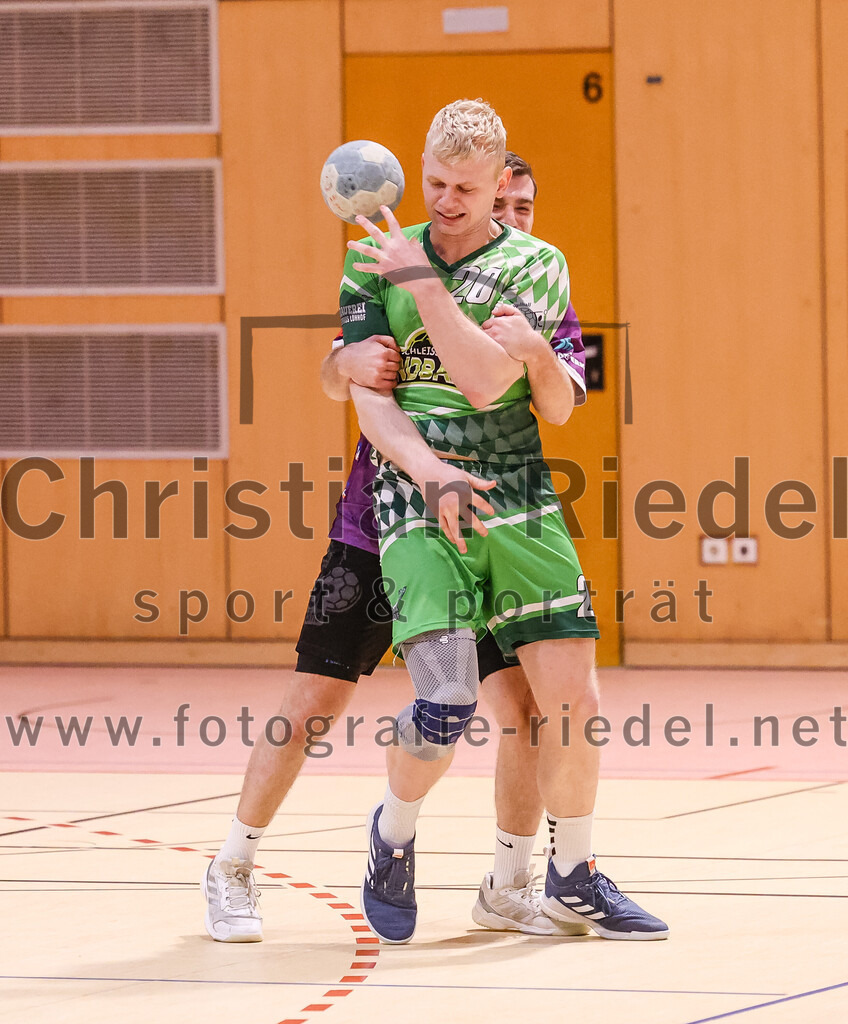 2025-03-15_038_SpVgg_Altenerding_gegen_TSV_Schleissheim | Erding, Deutschland, 15.03.2025:Handball, Bezirksoberliga Männer 2024 / 2025, 18. Spieltag, SpVgg Altenerding gegen TSV Schleißheim, Endergebnis: 32:27Mike Matser (TSV Schleissheim, #20), Joseph Wyhnalek (SpVgg Altenerding, #2)Foto: Christian Riedel / fotografie-riedel.net