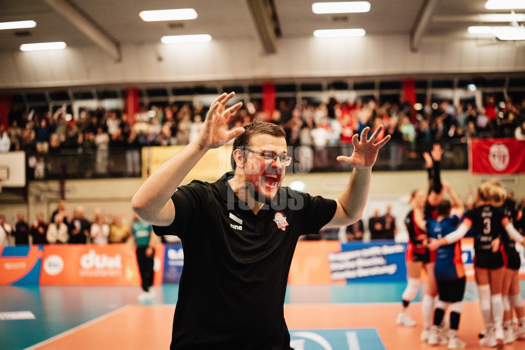 Volleyball | Frauen | Saison 2025/2026 | Volleyball Bundesliga | ETV Hamburger Volksbank Volleys vs. Ladies in Black Aachen | 29.10.2025 | Trainer Markus Friedrich (ETV Hamburger Volksbank Volleys) jubelt