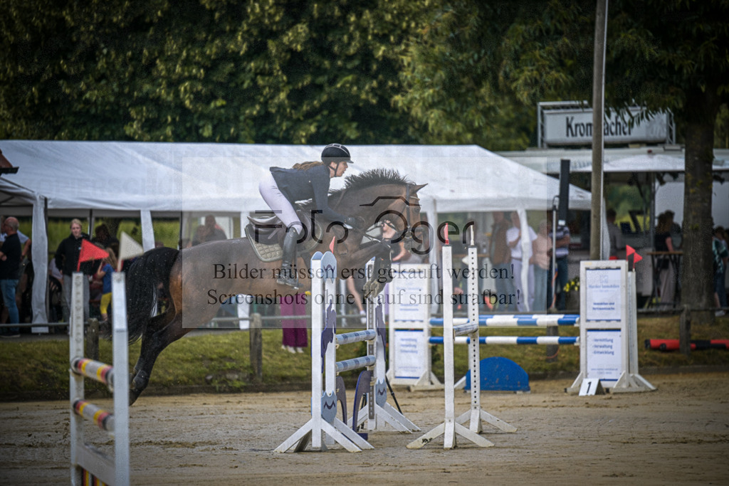 DOS_1531 | Entdecke hochwertige Reitturnierfotos von Foto Oger. Professionell, emotional und authentisch – jetzt Lieblingsmomente im Shop bestellen.Deutschlandweite Turnierfotografie. - Realisiert mit Pictrs.com