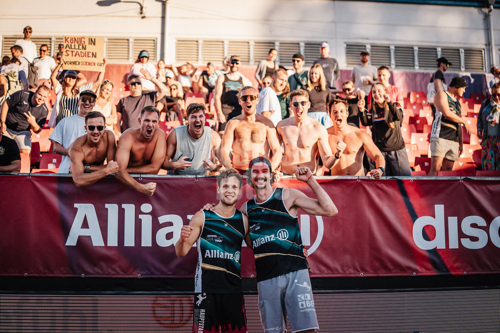 Beachvolleyball | Männer | Allianz German Beach Tour 2025 | Tourstop Berlin | 21.08.2025 | v.l. Eric Stadie-Seeber und Jannik Kühlborn freuen sich nach dem Sieg