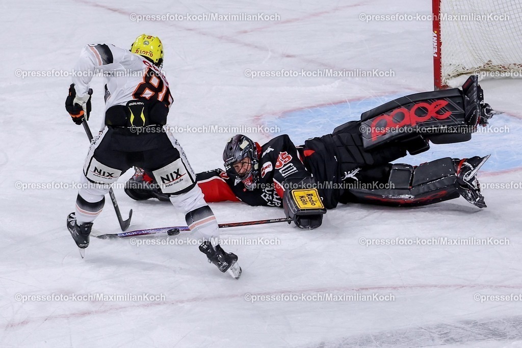Koe30122401064 | 30.12.2024, Eishockey, Penny DEL, Kölner Haie - Löwen Frankfurt, Spieltag 32, Lanxess-Arena Köln: Julius Hudacek (Kölner Haie #35) verteidigt im Penalty-Schießen das Tor gegen Cameron Brace (FRA #86)