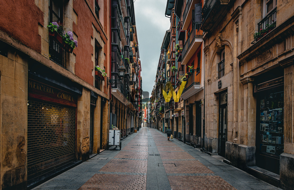 Die Altstadt von Bilbao im Baskenland--Enge Gassen-Kultur | Das Bild zeigt die Altstadt von Bilbao im Baskenland, Spanien. Die Stadt ist bekannt für ihre reiche Kultur und einzigartige Architektur. Bilbao ist die größte Stadt des Baskenlandes und ein wichtiges Industrie- und Handelszentrum. Die Altstadt (Casco Viejo) zeichnet sich durch enge Gassen, traditionelle Gebäude mit Balkonen und zahlreiche Geschäfte sowie Pintxos-Bars aus. - Realisiert mit Pictrs.com