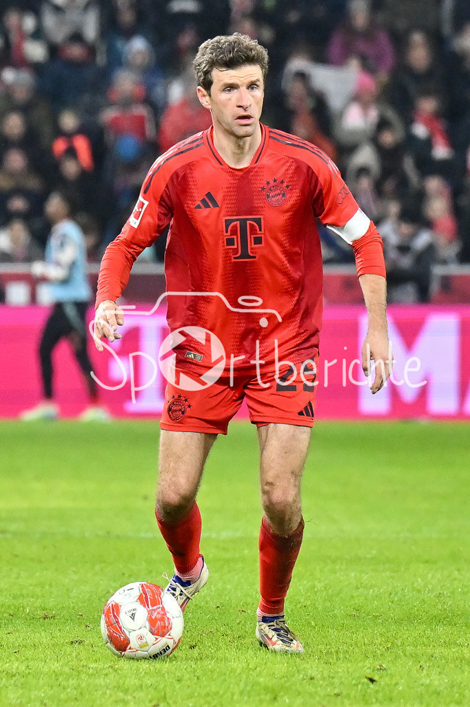 RB Salzburg - FC Bayern München | am Ball Thomas MUELLER (FC Bayern Muenchen 25) / Freisteller / Einzelfoto / Testspiel: RB Salzburg - FC Bayern Muenchen, Red Bull Arena am 06.01.2025
