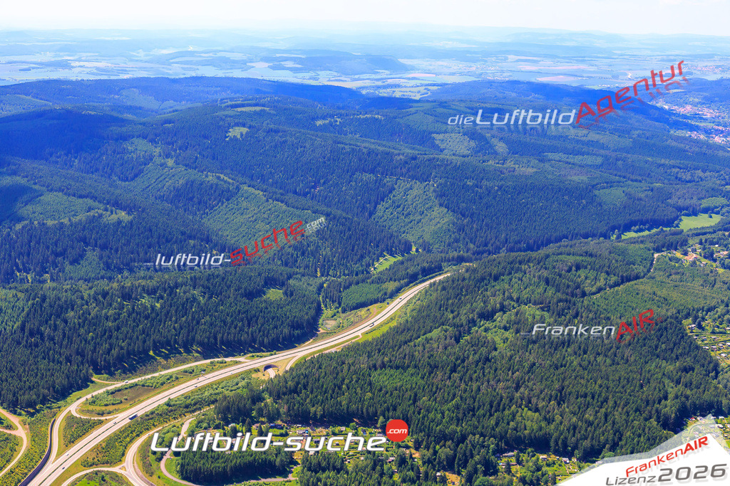 Die Luftaufnahme der Stadt Suhl wurde vom UL-Flugzeug heraus erstellt ( keine Drohne )- hohe Auflösung für beste Qualität