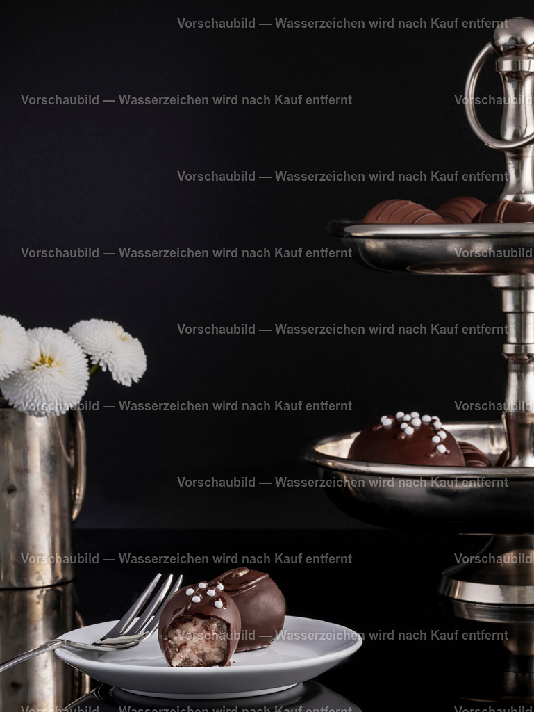 Edle Marzipan- Pralinen schön angerichtet auf einer Etagere dekoriert mit vintage Blumenvase aus Silber | Edle Marzipan- Pralinen schön angerichtet auf einer Etagere dekoriert mit vintage Blumenvase aus Silber - Realisiert mit Pictrs.com