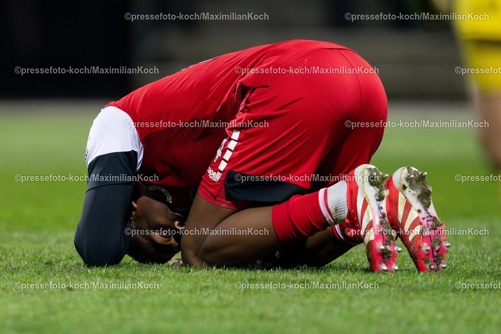 xYDR12032501195 | 12.03.2025, xydrx, Fußball, Viktoria Köln - Rot-Weiss Essen, 3.Liga, Sportpark Höhenberg, Saison 2024 2025:  Enrique Lofolomo (Viktoria Köln #14) am Boden liegend. DFB regulations prohibit any use of photographs as image sequences and or quasi-video.