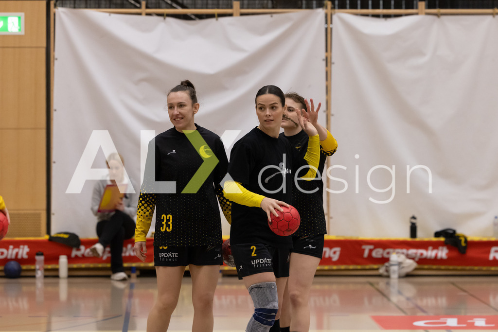 Handball I Frauen I Saison 2025-2026 I Handball Swiss Premium League 1 | Women I Round 5 I  Yellow Winterthur - GC Amicitia Zürich I 15.03.2026 | 33 Aleksandra Abramowicz (PL) (Yellow Winterthur) – Kreis  //  2 Mina Vasic (RS) (Yellow Winterthur) – Rückraum links - Realisiert mit Pictrs.com