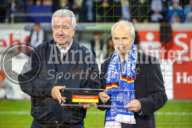 MSV Duisburg vs SV Waldhof Mannheim - 3. Liga | Duisburg, Deutschland, 07.11.25:   Präsident vom FVN Peter Frymuth übergibt Ehrenspielführer des DFB Bernhard Dietz die Ehrenspielführer Binde waehrend des Spiels der 3. Liga MSV Duisburg vs SV Waldhof Mannheim in der schauinsland-reisen-arena(Foto von Brauer-Fotoagentur / Adrian Schlueter)