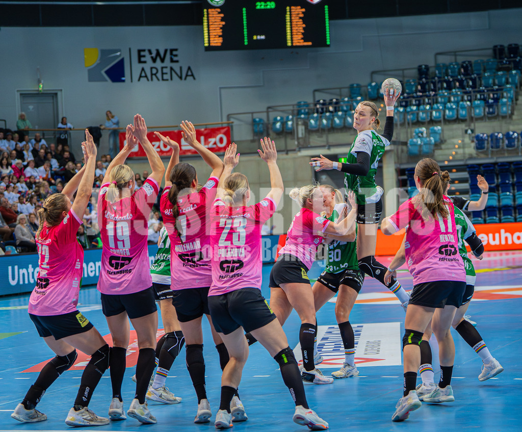 Handball I Frauen I Saison 2025-2026 I 1. HBF I 15. Spieltag I VFL Oldenburg - SV Union Halle-Neustadt 0063 | Lisa-Marie Fragge (44, VfL Oldenburg) gegen die Wand von SV Union Halle-Neustadt - Realisiert mit Pictrs.com