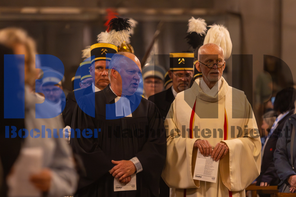 JEM_ZAPMAI20250424-21 | bond - Realisiert mit Pictrs.com