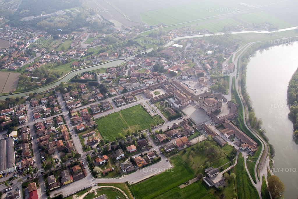 Luftbild: Ortsansicht in Mesola im Bundesland Ferrara in Italien. Foto: IMG_087297.jpg vom 05.04.2016 durch Werner Riehm/FLY-FOTO.de
