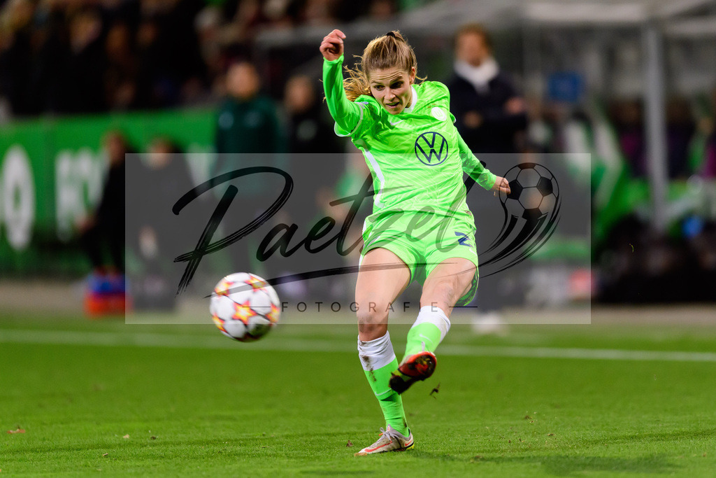 WOBJUV20211118_139 | Fussball, Frauen: Tabea Wassmuth (VfL Wolfsburg) in Aktion, am Ball, Einzelaktion bei dem Spiel der UEFA Women´s Champions League zwischen VfL Wolfsburg und Juventus Turin im AOK-Stadion am 18.11.2021 in Wolfsburg, Deutschland. - Realisiert mit Pictrs.com