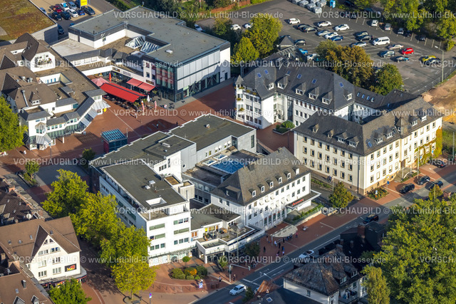 Kreuztal230911872 | Luftbild, Rathaus Stadtverwaltung, Marktplatz Roter Platz und Einkaufsstraße mit Fußgängerzone, Kreuztal, Siegerland, Nordrhein-Westfalen, Deutschland