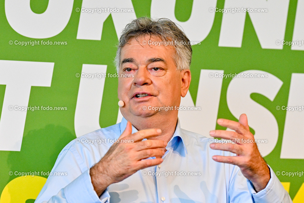 Landesversammlung der Gruenen Ooe 2023_ Zukunft ist unsere Staerke_ 21.10.2023-44 | 21.10.2023, Lentos Linz, AUT, Landesversammlung der Gruenen Ooe 2023, Zukunft ist unsere Staerke, im Bild Vizekanzler Werner Kogler (Die Gruenen, Vizekanzler, Kunst, Kultur, oeffentlichen Dienst und Sport)