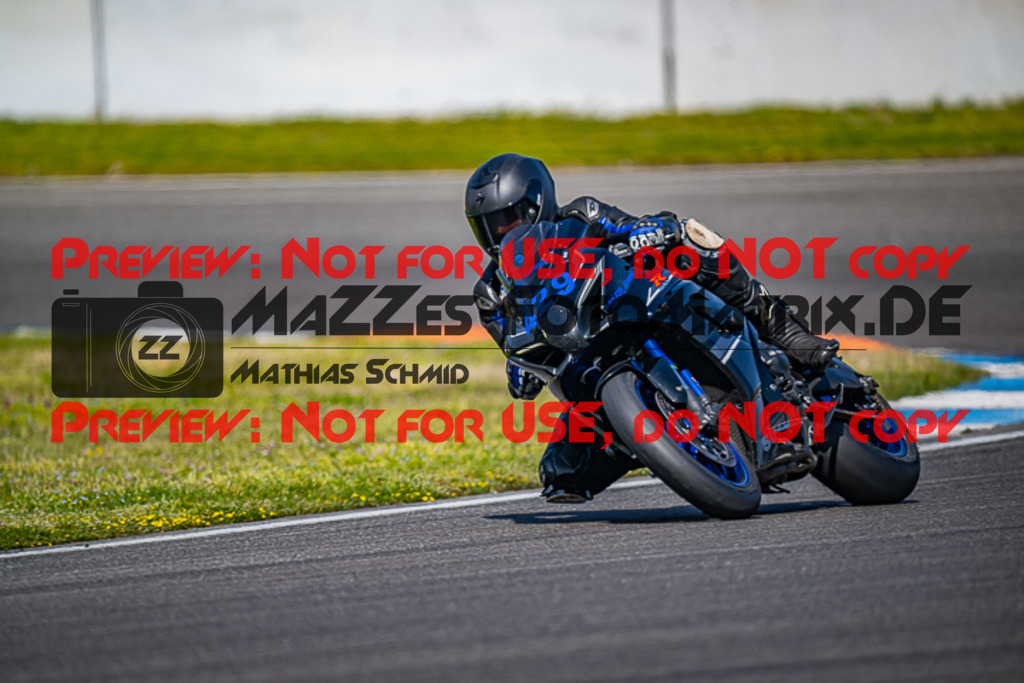 MaZZes_FotoMatrix_230410_6346 | WEISS