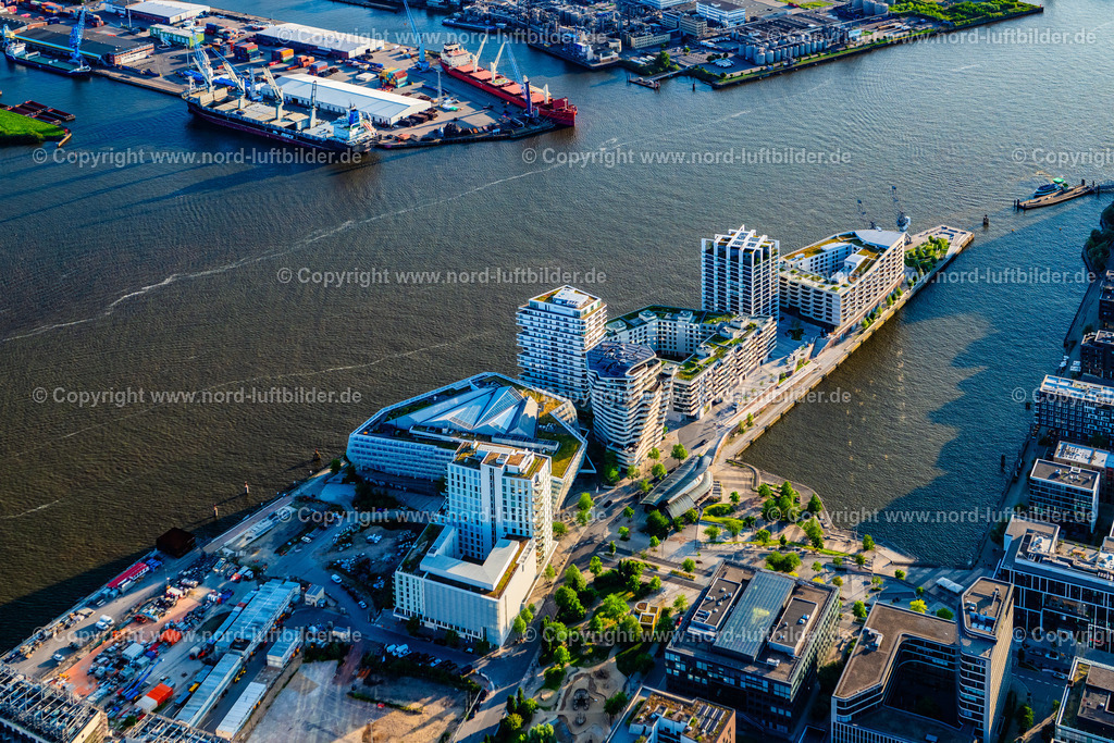 Hamburg_Hübenerkai_Strandhöft_Strandkai_Hafencity_ELS_9019160625 | HAMBURG 16.06.2025 Mehrfamilienhaus- Wohnanlage der " DC DEVELOPMENTS GMBH & CO. KG " am Strandkai im Ortsteil HafenCity in Hamburg, Deutschland. Weiterführende Informationen bei: AUG. PRIEN Immobilien  Gesellschaft für Projektentwicklung mbH,  DC Developments GmbH & Co. KG,  Hadi Teherani Architects GmbH,  Ingenhoven architects GmbH,  KoHa Bauausführungen und Immobilien GmbH,  LRW Architekten und Stadtplaner Loosen, Rüschoff + Winkler  PartG mbB,  leonwohlhage Gesellschaft von Architekten mbH. // Multi-family residential complex of "DC DEVELOPMENTS GMBH & CO. KG" on Strandkai in the HafenCity district of Hamburg, Germany. Further information at: AUG. PRIEN Immobilien  Gesellschaft fuer Projektentwicklung mbH,  DC Developments GmbH & Co. KG,  Hadi Teherani Architects GmbH,  Ingenhoven architects GmbH,  KoHa Bauausfuehrungen und Immobilien GmbH,  LRW Architekten und Stadtplaner Loosen, Rueschoff + Winkler  PartG mbB,  leonwohlhage Gesellschaft von Architekten mbH. Foto: Martin Elsen