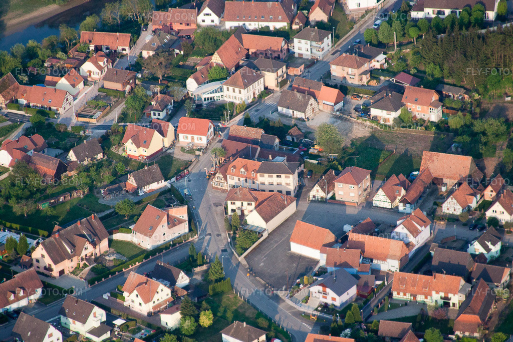 Aerial view: View of the town in Munchhausen in the state Bas-Rhin, France.Photo: IMG_40314.jpg taken on 04/22/2011 by Werner Riehm/FLY-FOTO.comResolution of the original: 4752 x 3168 px