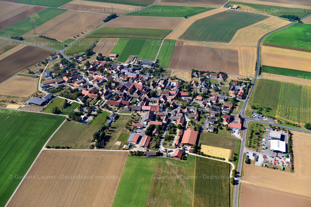 3650487 | EUERHAUSEN 13.09.2016 Landwirtschaftliche Nutzflächen und Feldgrenzen  umsäumen das Siedlungsgebiet des Dorfes in Euerhausen im Bundesland Bayern, Deutschland // Agricultural land and field boundaries surround the settlement area of the village  in Euerhausen in the state Bavaria, Germany Foto: Gerhard Launer