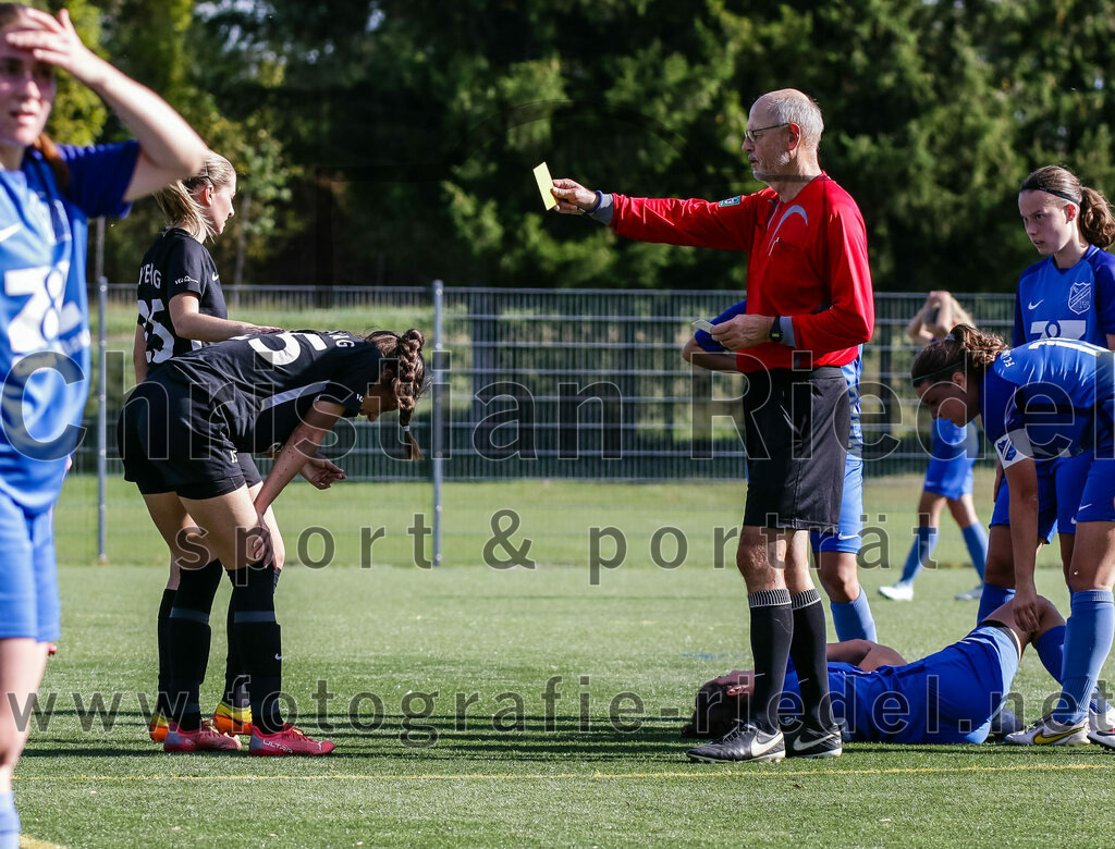 2023-10-21_063_FC_Langengeisling_gegen_TSV_Eching | Erding, Deutschland, 21.10.2023:
Fußball, Bezirksoberliga 2023 / 2024, 8. Spieltag, FC Langengeisling gegen TSV Eching, Endergebnis: 0:0

Sonja Ermair (TSV Eching, #25), Anika Aberl (TSV Eching, #15), Schiedsrichter Franz Niederreiter, Sandra Zeilhofer (FC Langengeisling, #8), Carina Sedlmeier (FC Langengeisling, #19)

Foto: Christian Riedel / fotografie-riedel.net