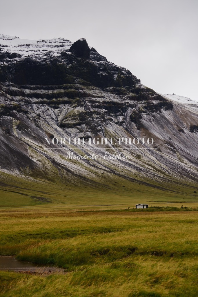 Einsame Hütte vor Gebirge | Exklusive Landschaftsfotografien von der Ostsee, ganz Deutschland und dem Rest der Welt. Gedruckt auf hochwertigen Materialien. Die Welt an deiner Wand - jetzt im Northlight.Photo Shop bestellen. - Realisiert mit Pictrs.com
